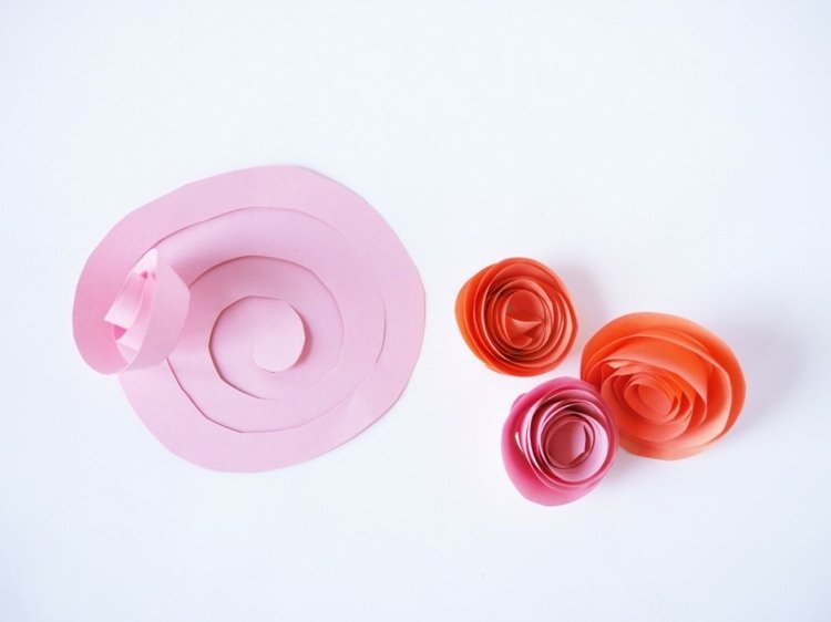 Gör pappersblommor med barn helt enkelt-gör-ros-blommar-gör-själv-spiral-pappersremsor