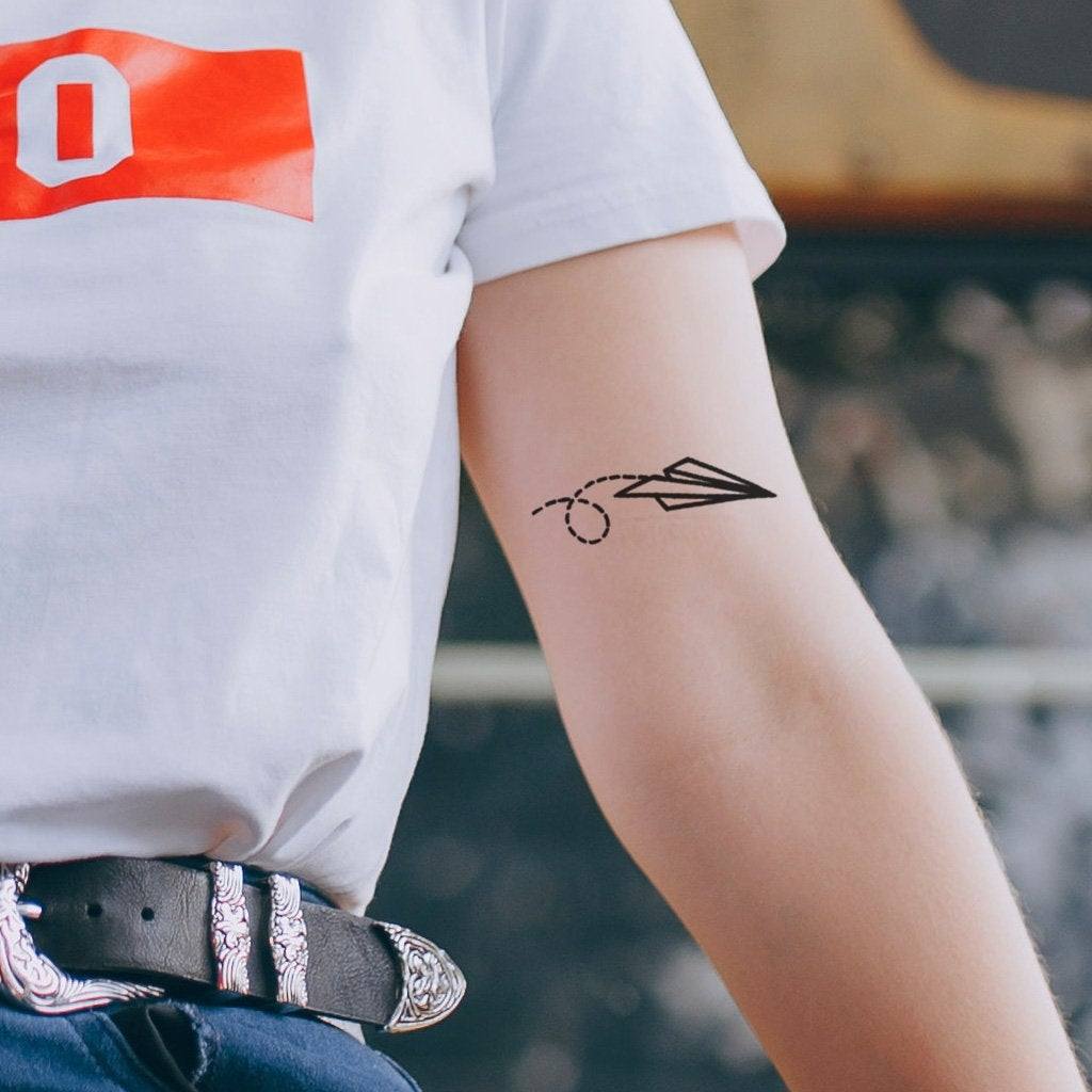 små tatueringar överarm kvinnor motiv sticka pappersplan