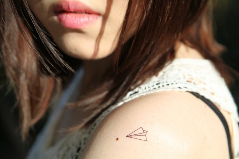 Shoulder Small Tattoos Paper Airplane Betydande kvinnor