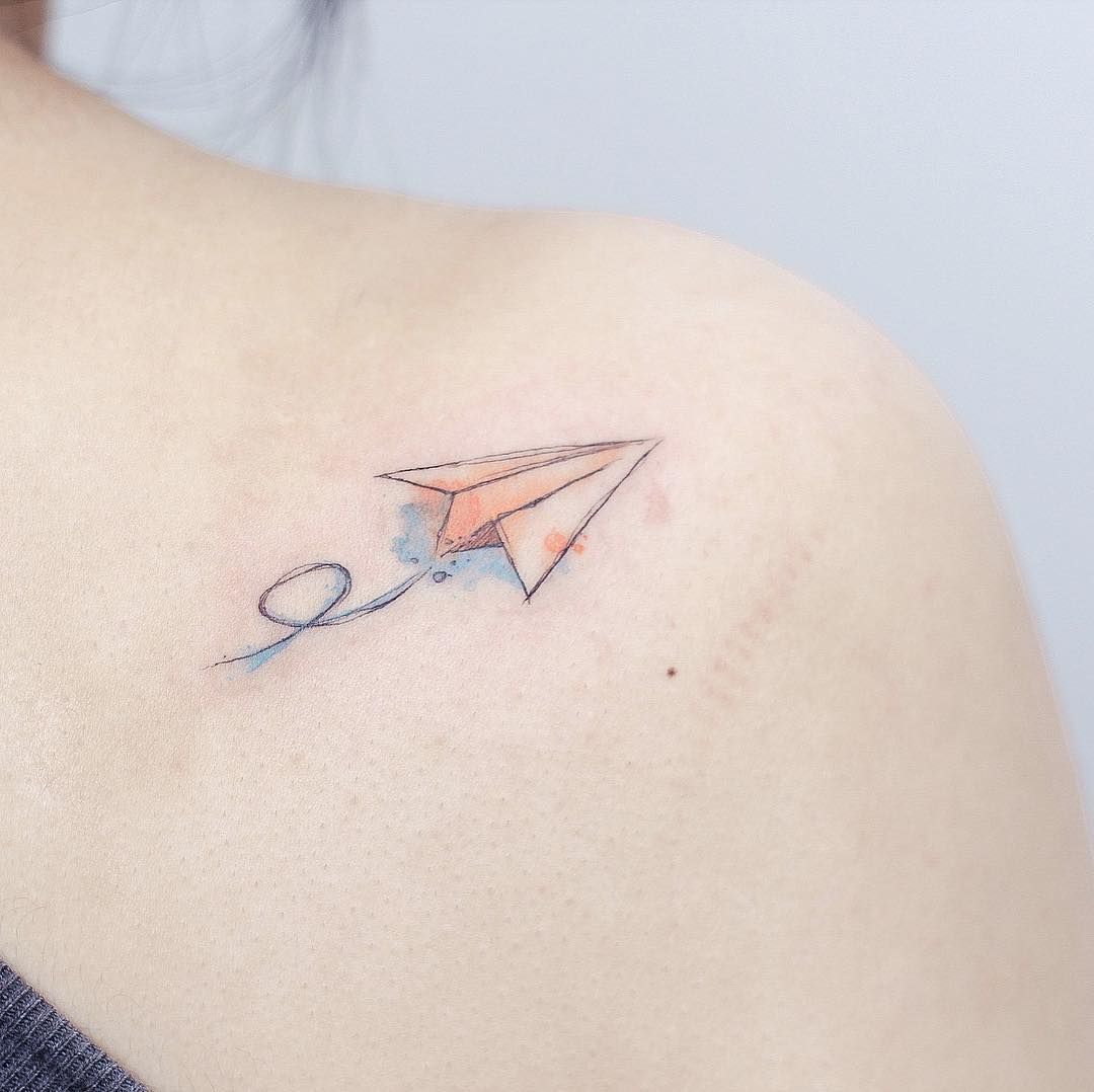 Axlar små tatueringar kvinnor pappersplanmotiv