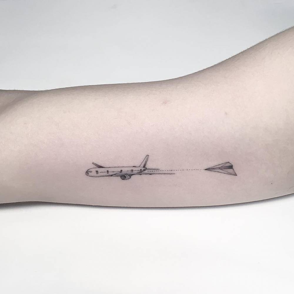 små tatueringar män papper flygplan plan betyder