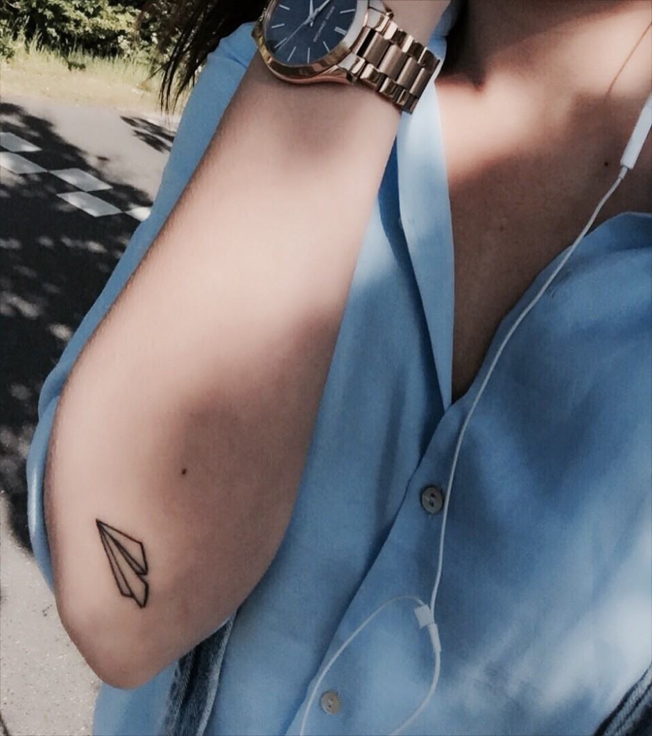 Papper flygplan tatuering små symboler papper flygplan