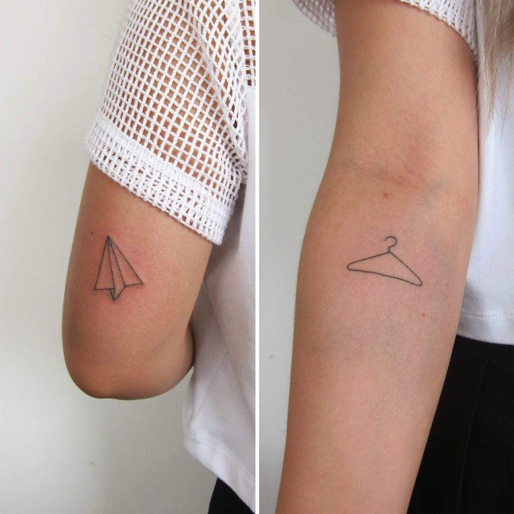 litet papper plan tatuering överarm kvinnor