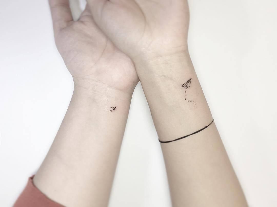 små tatueringar handled papper flygplan flygplan kvinnor mening