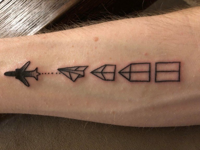 Papper flygplan tatuering små underarm män symboler betyder resa