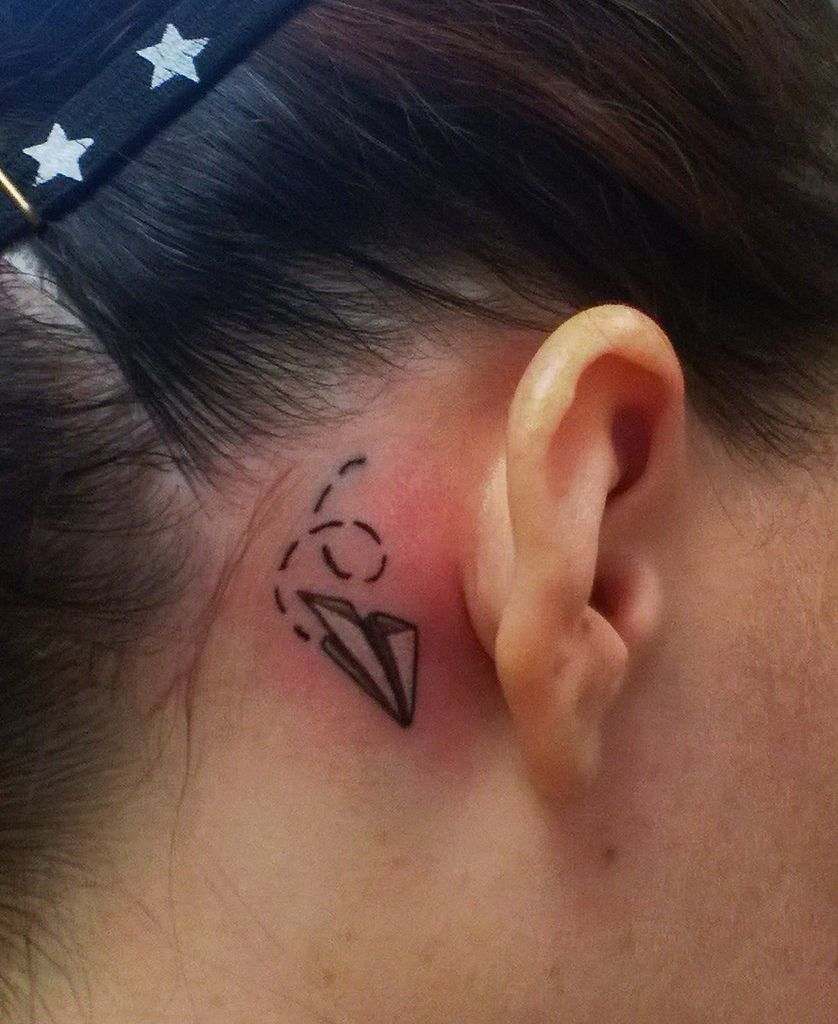 små tatueringar bakom örat papper planmotiv