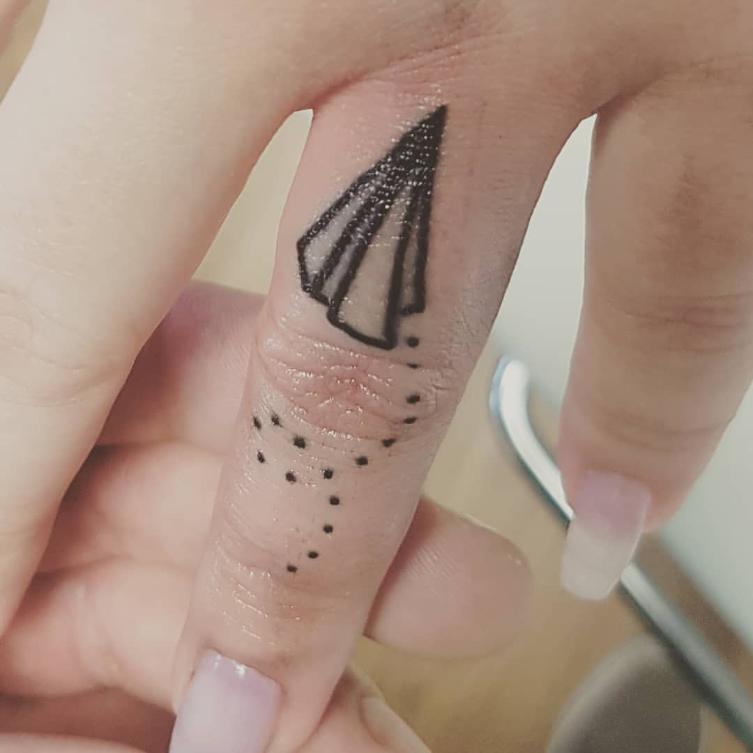 Papper flygplan finger tatuering små kvinnor