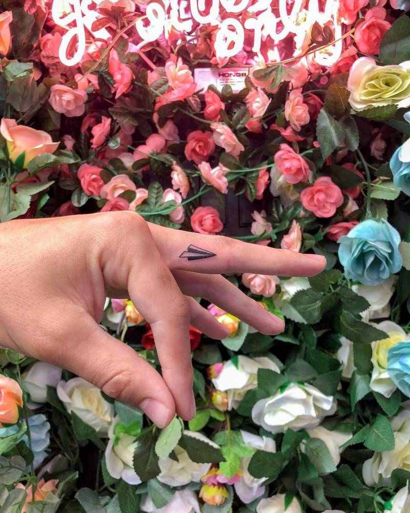 Papper Flygplan Tatuering Symboler Betydelse Finger