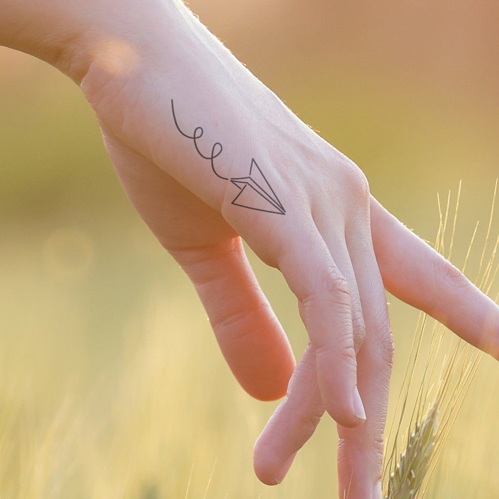 små tatueringar papper flygplan hand kvinnor idéer