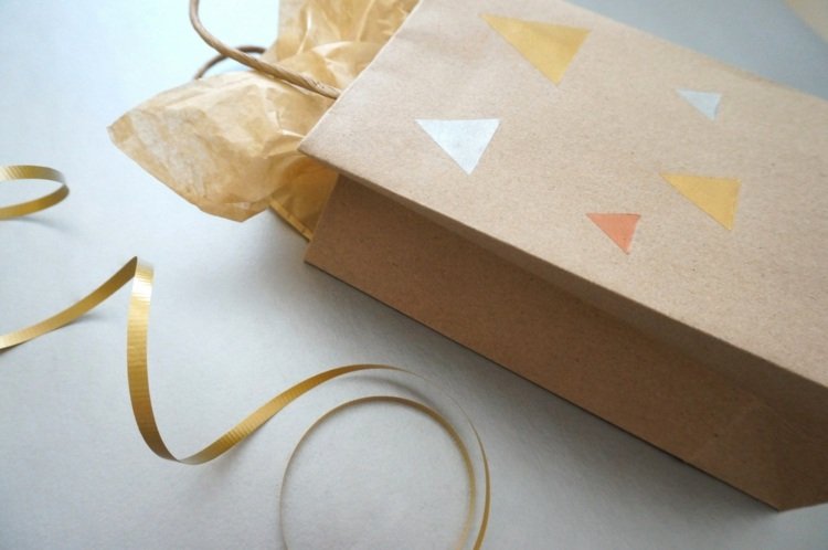 papperspåsar-pyssel-moderna-mönster-trianglar-vitt-guld-rött