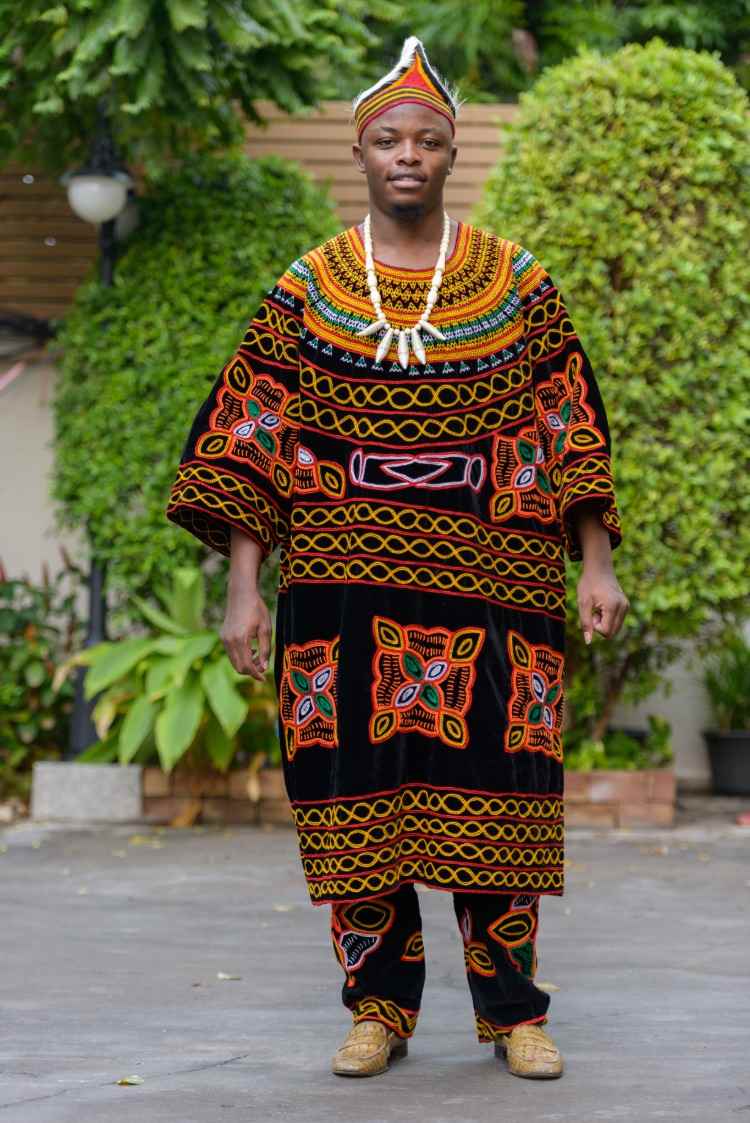 afrikan från Kamerun bär traditionella kläder