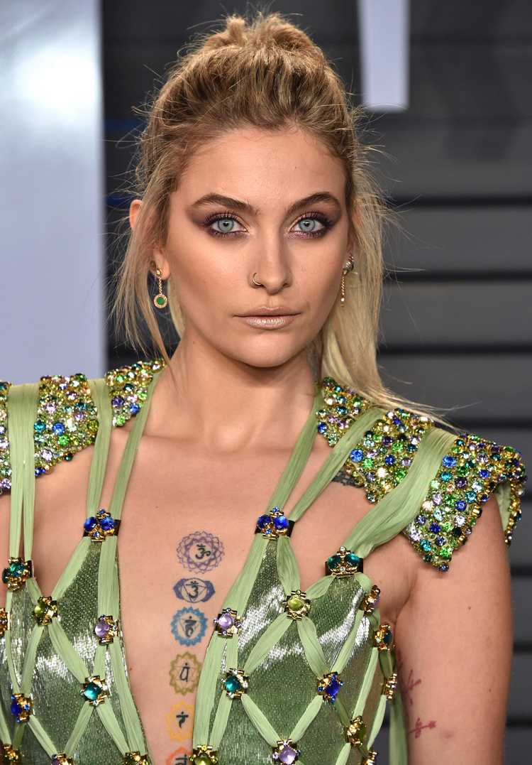 Paris Jackson med ljusblont hår bröstet tatuering sju chakran