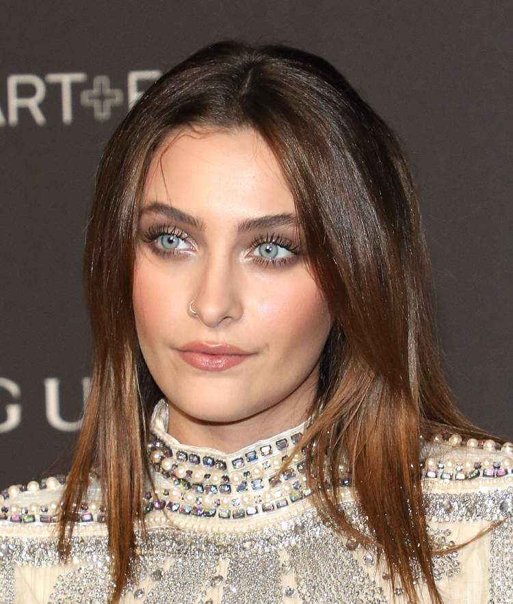 Paris Jackson med mörkt hår och medellångt brunt hår