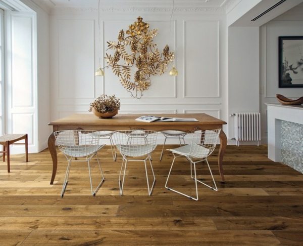 elegant golv parkett matsal vita stolar träbord