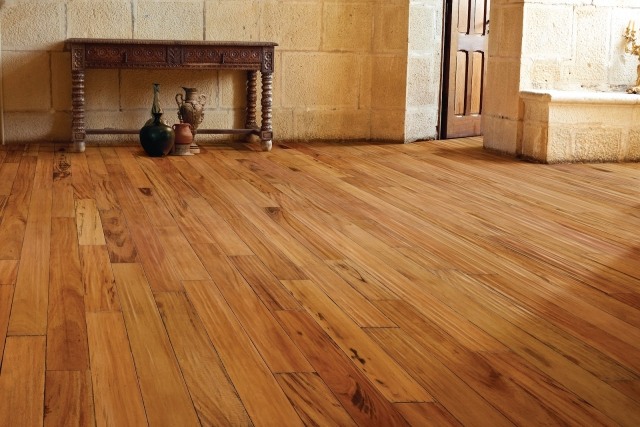 lackerat trägolv varmt bekvämt golvbeläggning naturligt