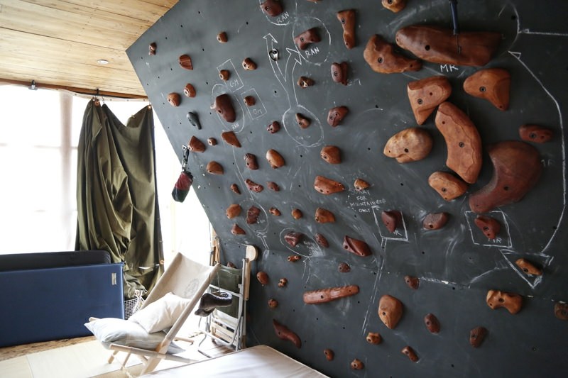 parkett trä väggbeklädnad svart klättervägg hobby interiör rustik