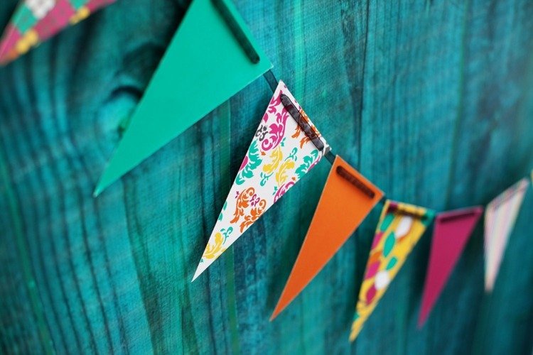 festdekorationer för att göra dig själv vimpel-trianglar-färgat-papper-band