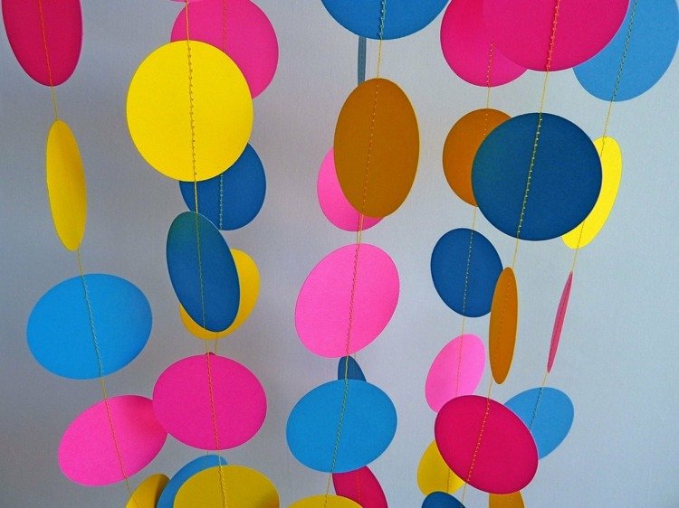 festdekorationsidéer gör det själv prickar-krans-färgglada-konfetti-papper