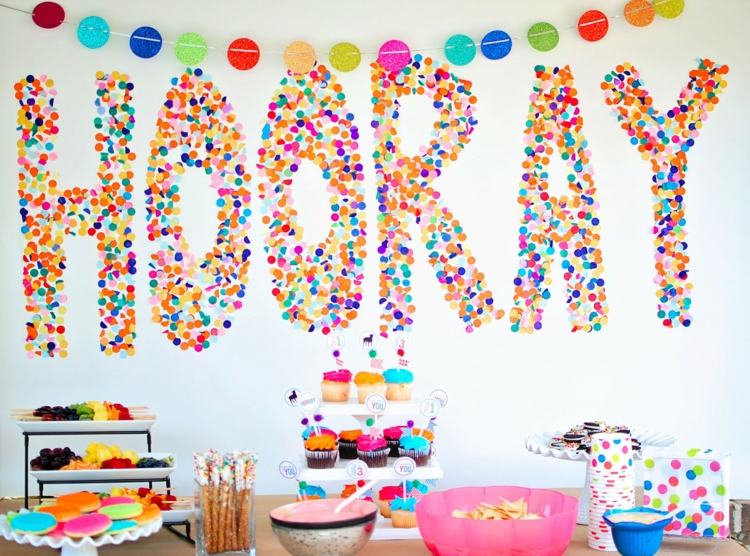 fest-dekoration-idéer-gör-det-själv-väggdekoration-konfetti-bokstäver-papper-pinne