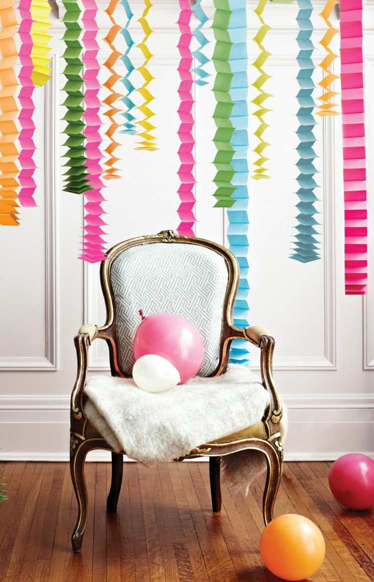 fest-dekoration-idéer-gör-det-själv-färgglada-kransar-vik-filt-vintage-stol-ballonger