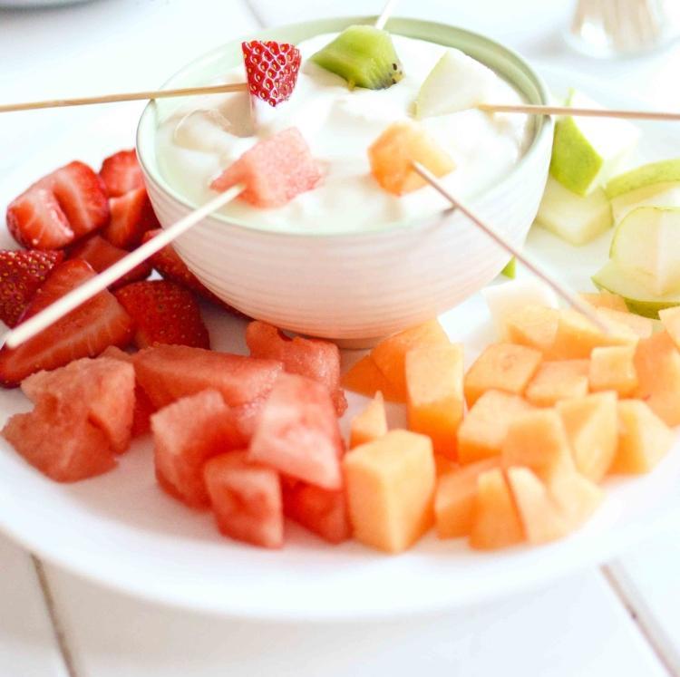 fest-finger-mat-idéer-frukt-bitar-yoghurt-dopp