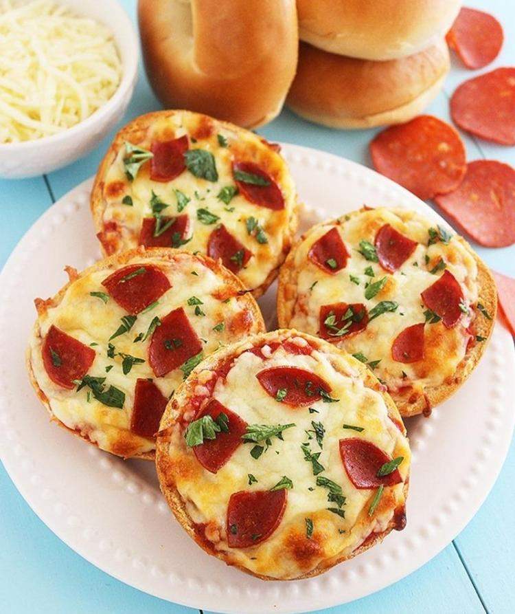 fest-fingermat-recept-varma-mellanmål-mini-pizza-salami