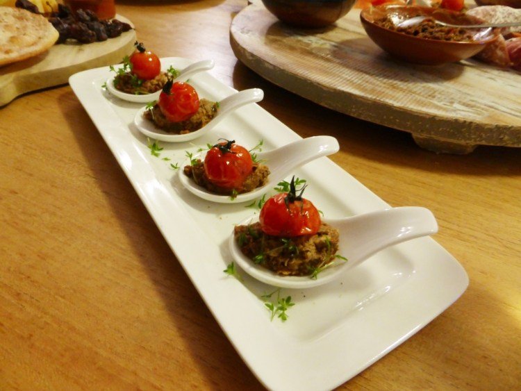 fest fingermat recept-idéer-snacks-körsbär-tomat-sked-servera