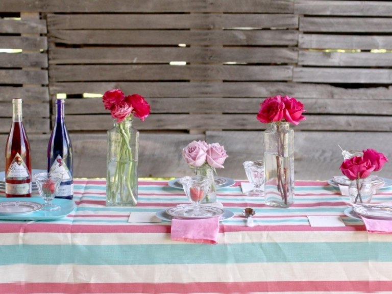 Fest-trädgård-rosor-bordsduk-ränder-rosa-blå