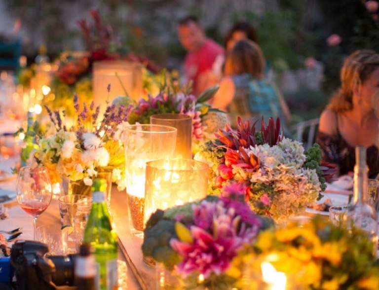 Fest-trädgård-bord dekorationer-lyktor-blomsterarrangemang