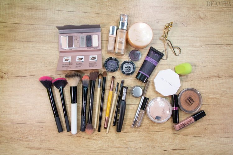 Smokey eyes ser ut med metalliska ögonskuggmakeupprodukter och verktyg