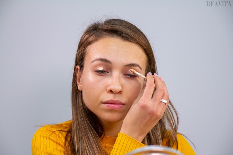 Sminkinstruktioner Smokey Eyes Applicera en liten concealer som en ögonskuggbas