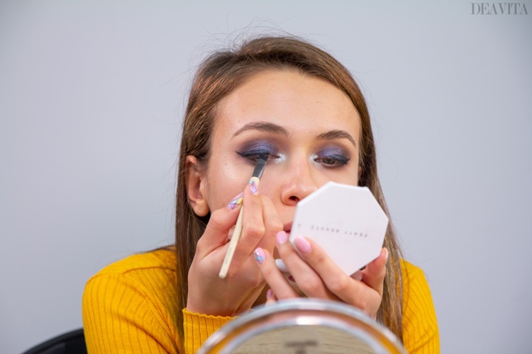 Använd en eyelinergel och en eyelinerborste och rita en eyeliner med en distinkt vinge