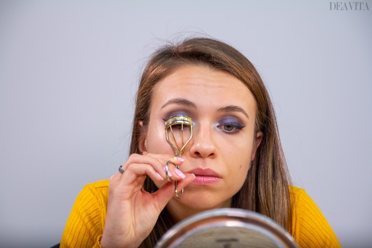 Makeup-instruktioner Forma fransarna med ögonfransrullen