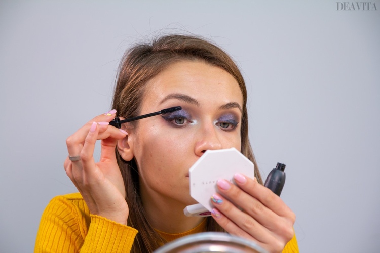 Applicera mascara Smokey Eyes Look i lila