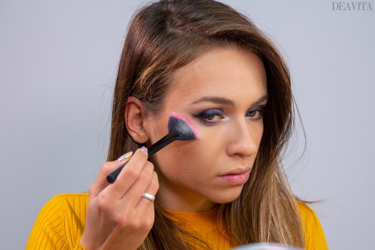 Applicera smokey eyes make-up med metallic effect highlighter med en fläktborste