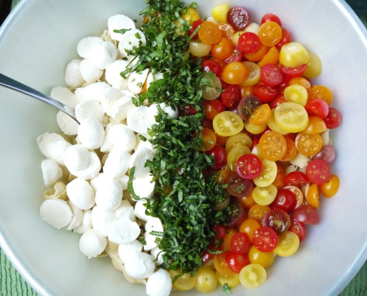 Festsallader snabbt -hälsosamt-recept-pastasallad-mozzarella-körsbär-tomat-basilika