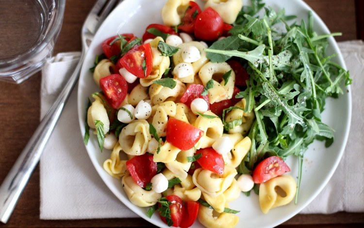 Festsallader snabbt -hälsosamt-recept-pastasallad-mozarella-tortelini-raket