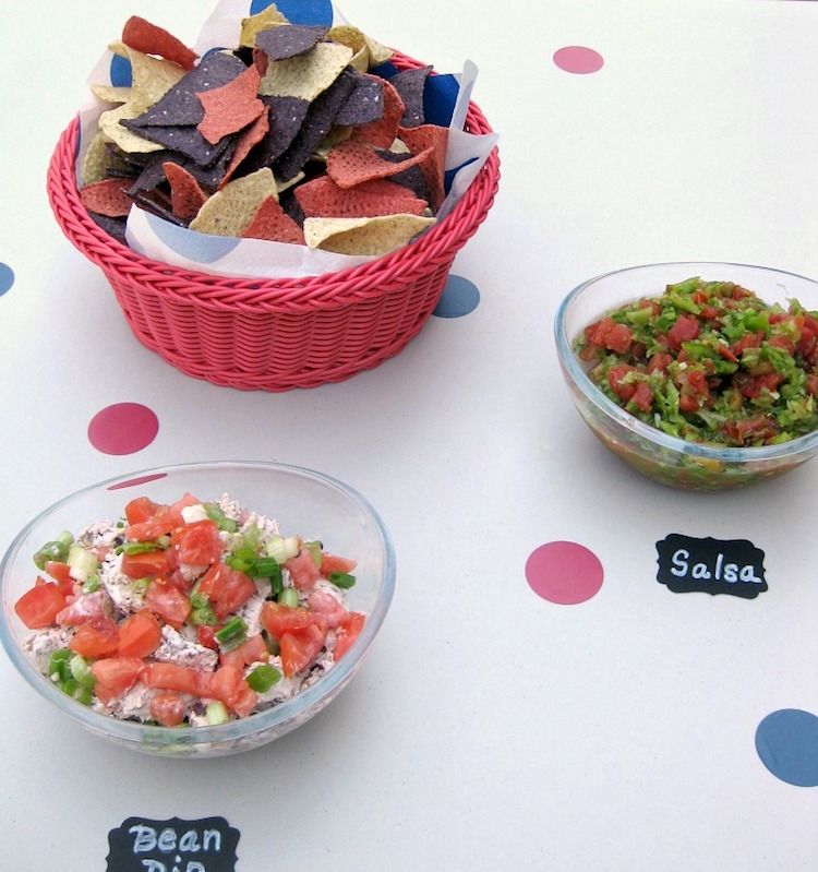 fest-sallader-snabbt-friska-bord-ordna-mat-etiketter