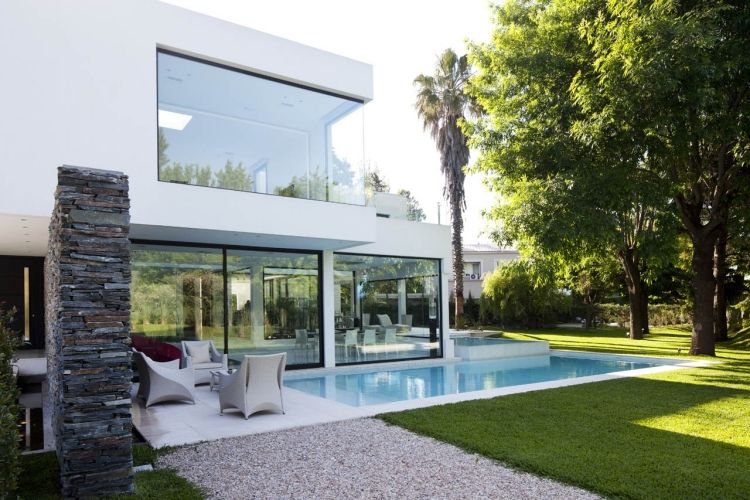 pool-design-modern-arkitektur-hus-vit-gräsmatta