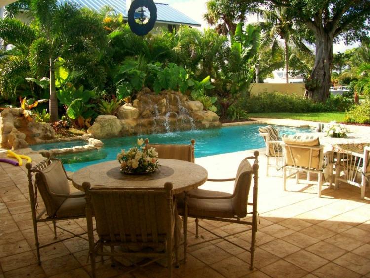 pool-design-palmer-integritetsskydd-grönning-terrass-takläggning