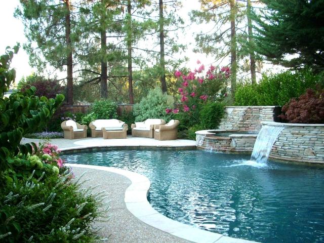 Trädgård med pool design fontän soffa fåtölj ny
