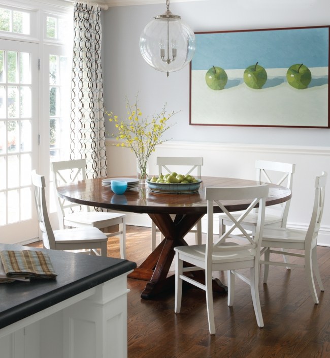 matsal möbler runt massivt trä matbord vita stolar