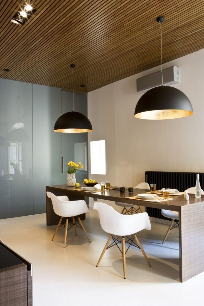 möbler för matsalen svarta hängande lampor överdimensionerade
