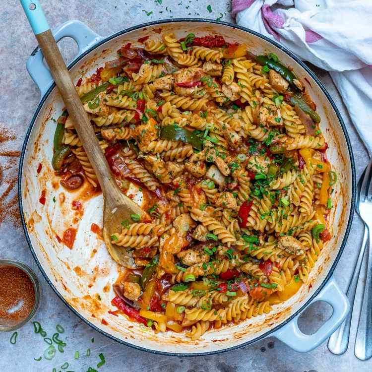 Enpotträtter Middag med lågt kaloriinnehåll i pasta med tomatsås