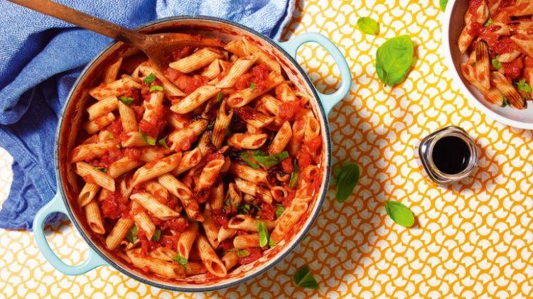 pastasåser recept vegetariskt förbereda med kött läckra receptidéer italienska pastarätter hemlagad penne kastrull gjutjärn