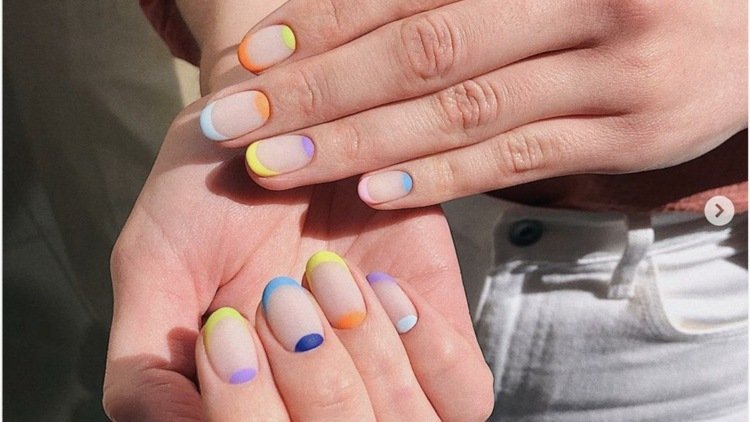 Sommarens nageldesign målar helt enkelt pastellfärgade spikspetsar själv