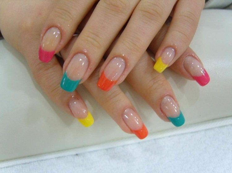 Pastellfärgade nageltips trend nageldesignidéer sommartrend 2020