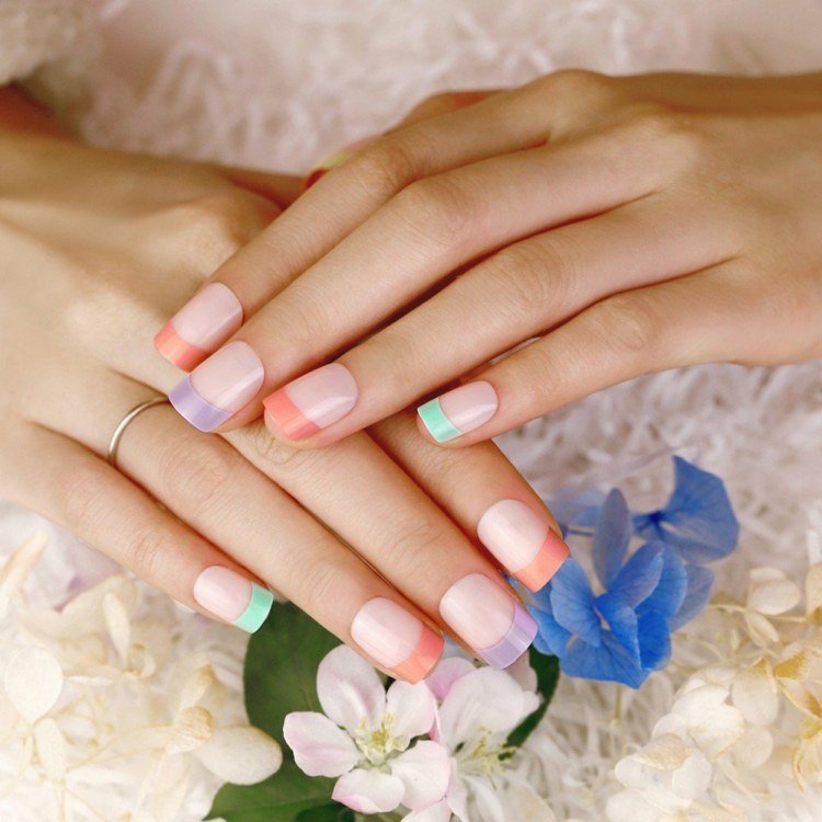 Pastell franska naglar spik tips design idéer sommar nageldesign lätt