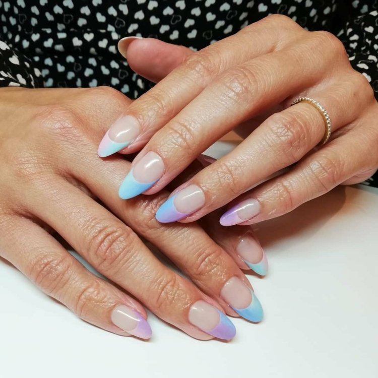 Franska manikyrvarianter mandelformade naglar nageltrender 2020