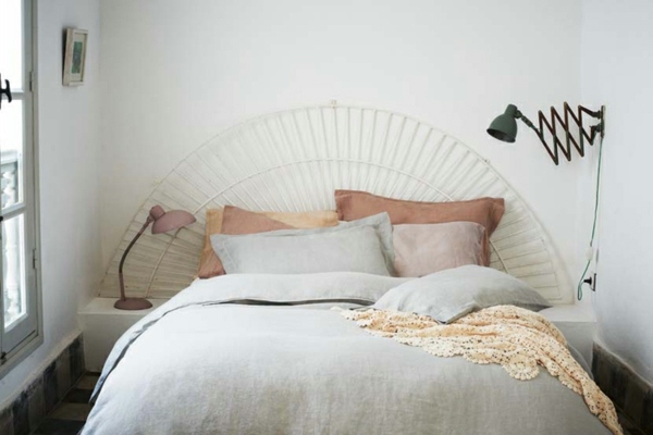 Sovrum uppsatt säng sänggavel metall dekorativ kudde orange